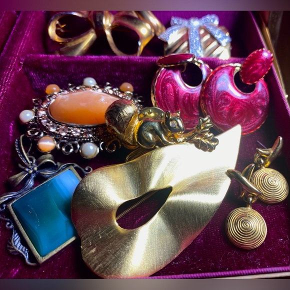 Vintage jewelry lot with Vintage Jewelry Box. - Picture 9 of 16